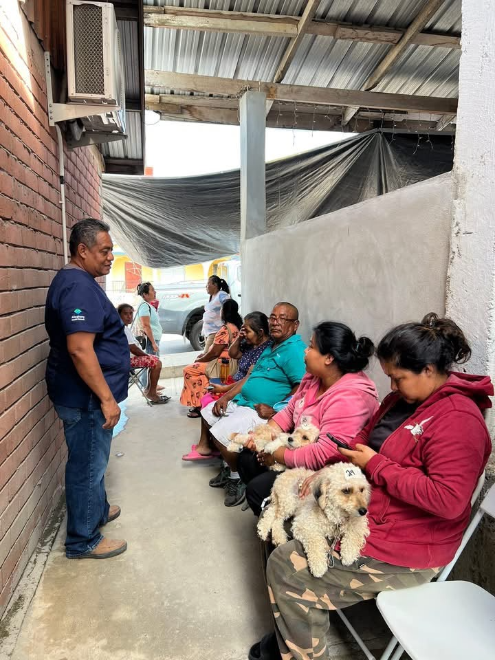 Dr. Tesecum speaking with families and their dogs at the clinic